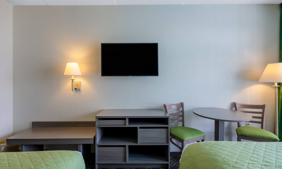 Kill Devil Hills Hotel | 2 Double Beds Guestroom with Pool View