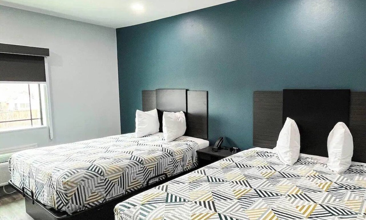 Southeast Houston Hotel | 2 Stylish Accommodations Great for Adventure Seekers | Free On-Site Parking!