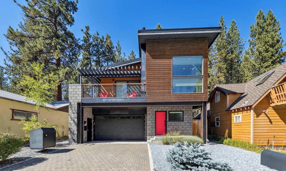 Sierra Tract House | 4 bed, 3 Bath Home in South Lake Tahoe Available for SKI LEASE only.