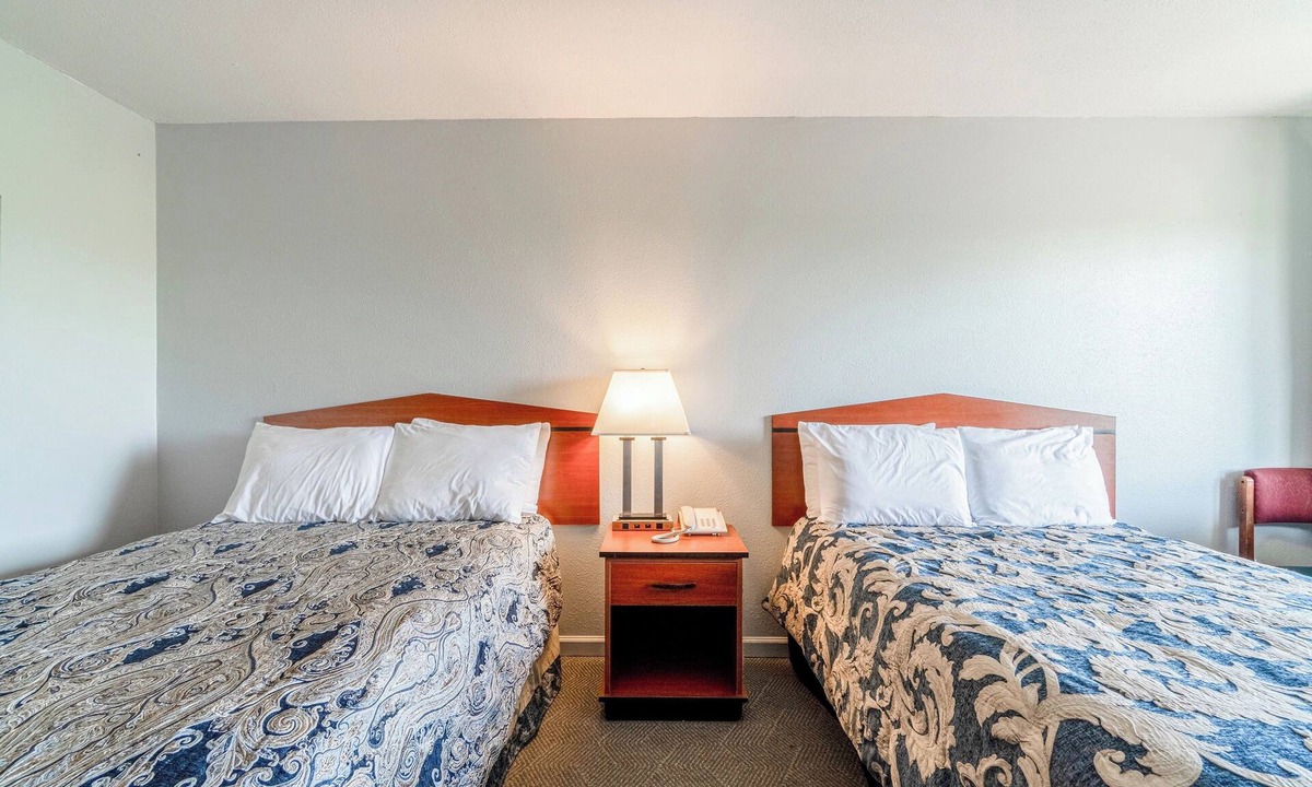 Aurora Hotel | 4 Bright Units, Walk to Local Restaurants, Parks & Enjoy the Best of Aurora Life