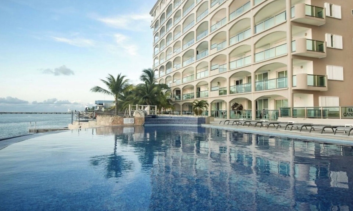 Colonia Centro Condo | 7th-Floor Oceanfront Gem: 3BR/3BA, Dive Pier & Walk to Town!