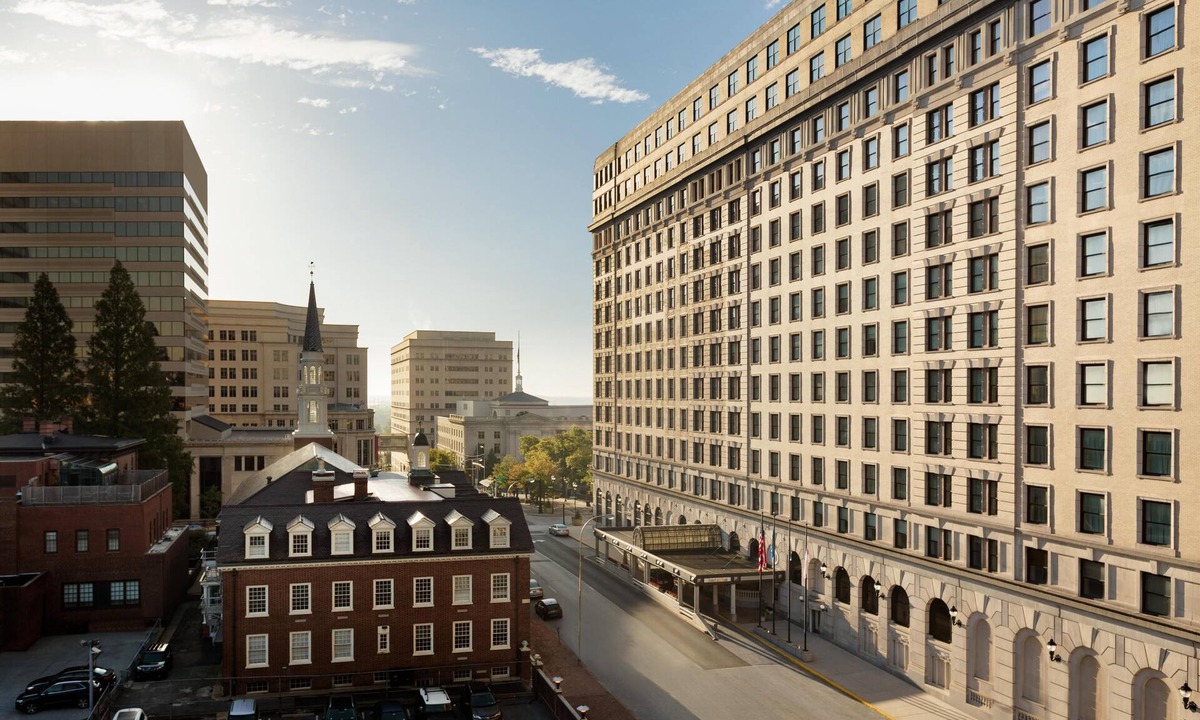 Downtown Wilmington Hotel | Accessible King Room with Roll-in Shower -Perfect Wilmington Location -Free Wifi