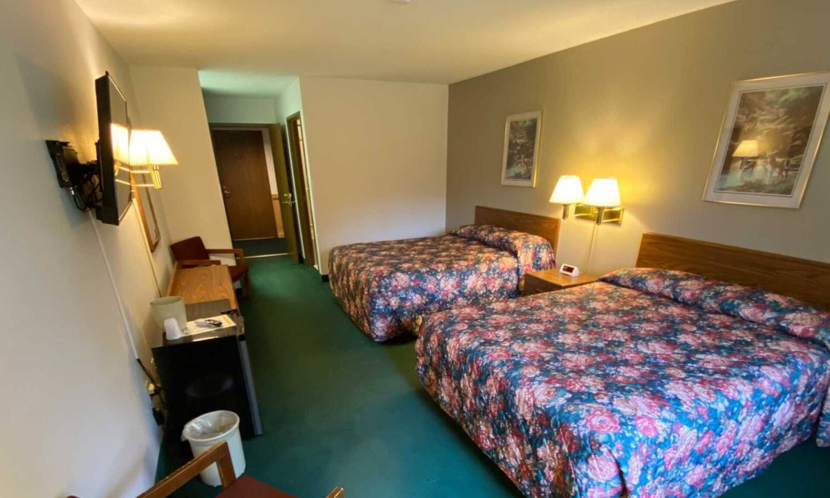 Boulder Junction House | Boulder Bear Motor Lodge - Two Queen Beds 111 Front