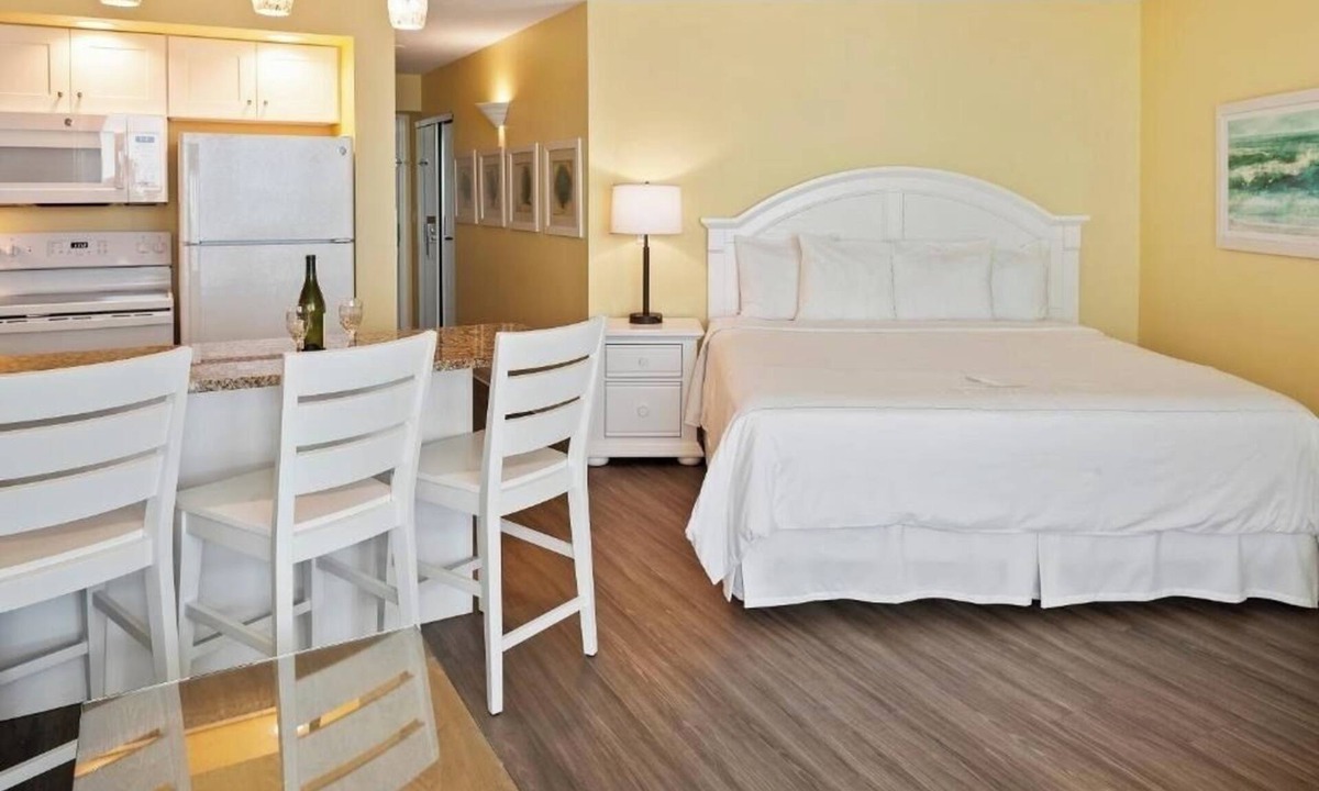 Ormond Beach Hotel | Bright Oceanfront Studio in Ormond Beach – Balcony w/Stunning Sunrise Views