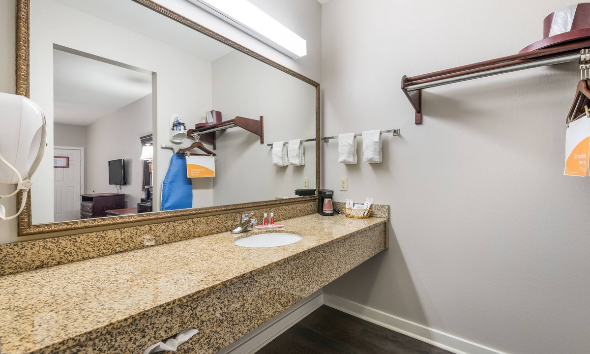 Bryant Hotel | Bryant Inn & Suites