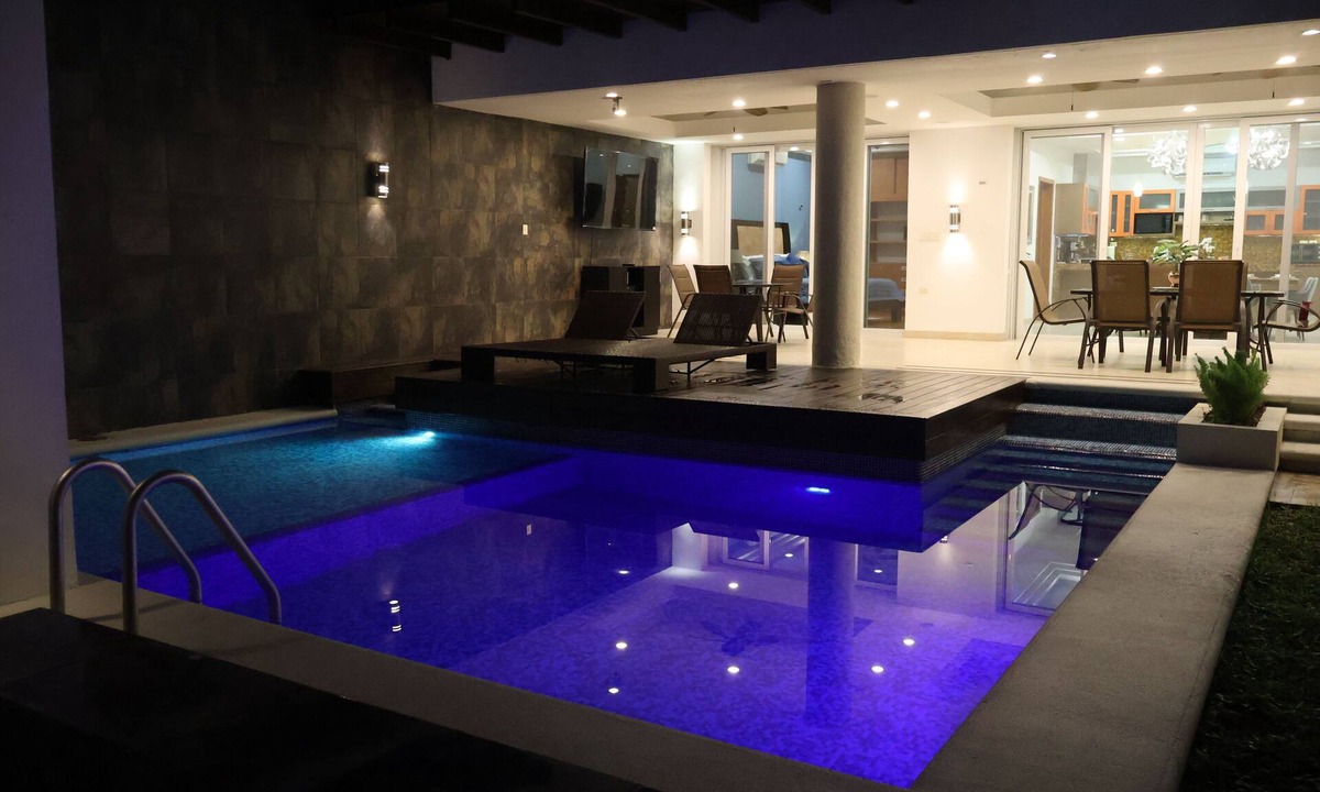 Colonia Centro House | Casa La Quinta. 3-bedroom beautiful house in Downtown Cozumel. AC, Pool & Wifi