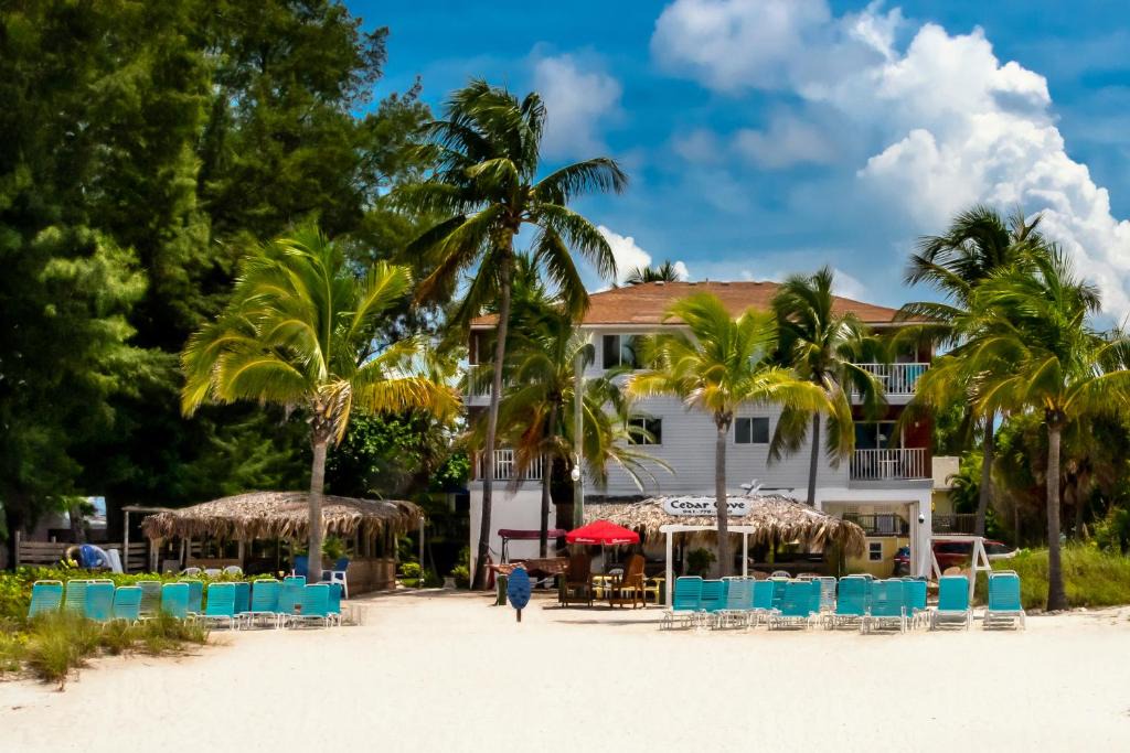 Holmes Beach Hotel | Cedar Cove Resort & Cottages