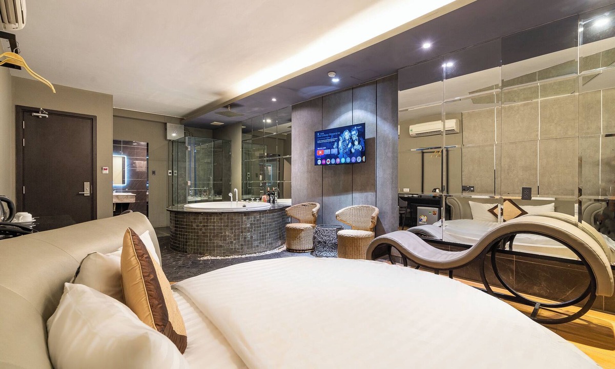 District 10 Hotel | Collection O Bonita Grand Hotel