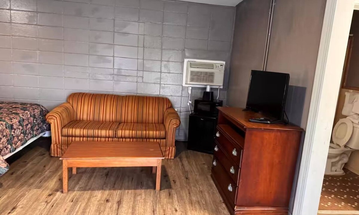 Dothan Hotel | Comfortable Pet-Friendly Room Near Dothan Attractions! w/Free Parking