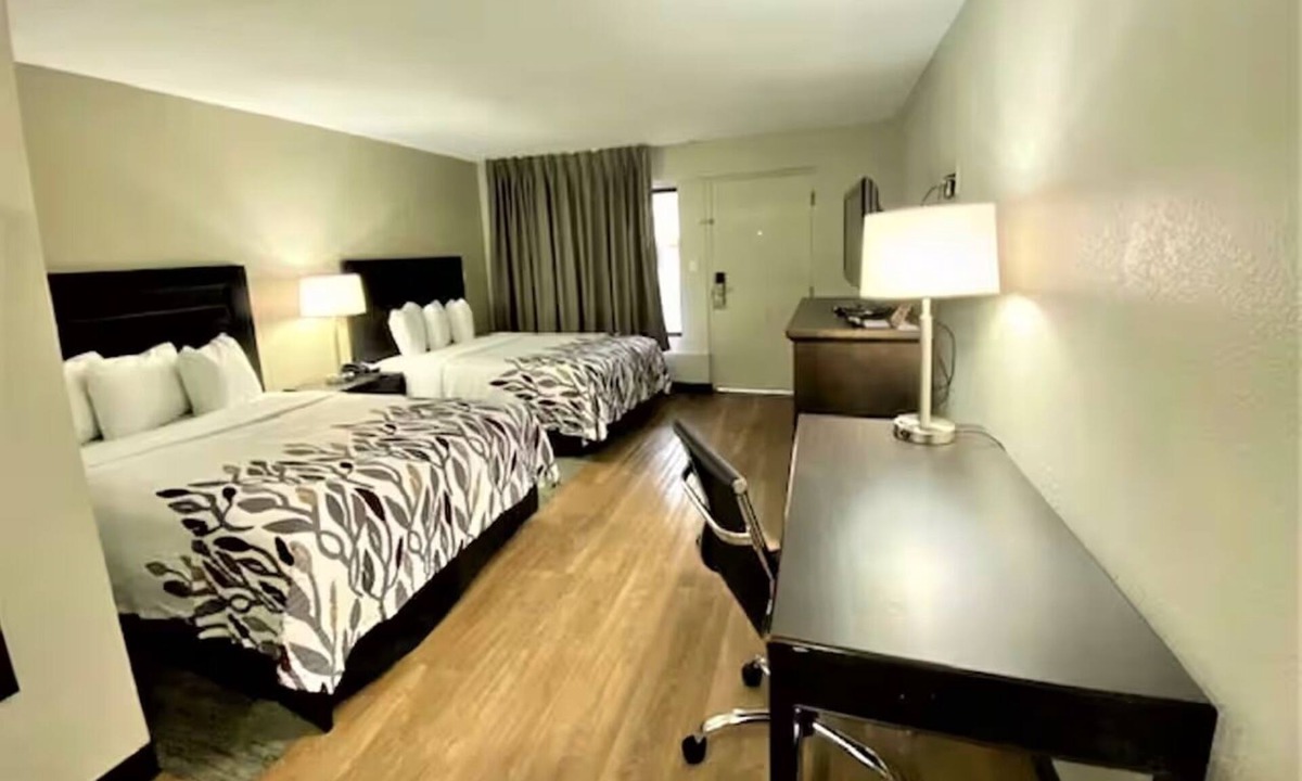 Feldman's Hotel | Comfortable Two-Bed Stay | Outdoor Pool | Near Museums, Zoo & Stadium Events