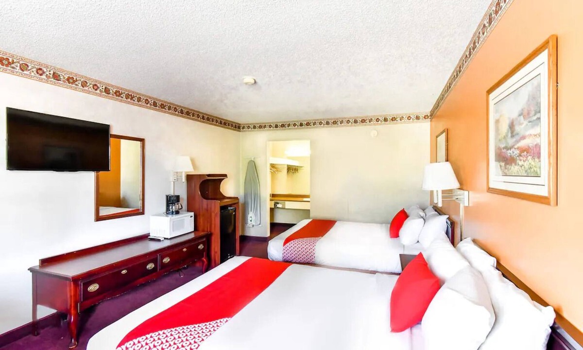 Tyler Hotel | Conveniently Situated 2 Double Room for Road Trippers