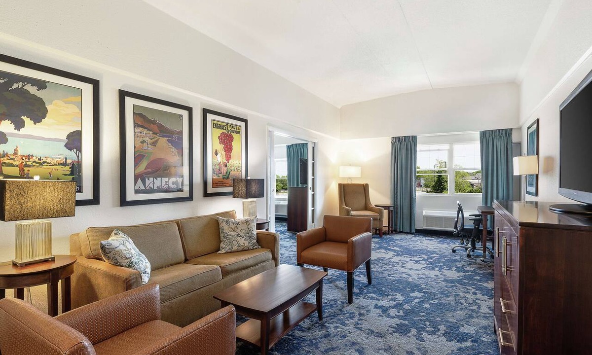 Hyannis Hotel | Doubletree by Hilton Cape Cod - Hyannis
