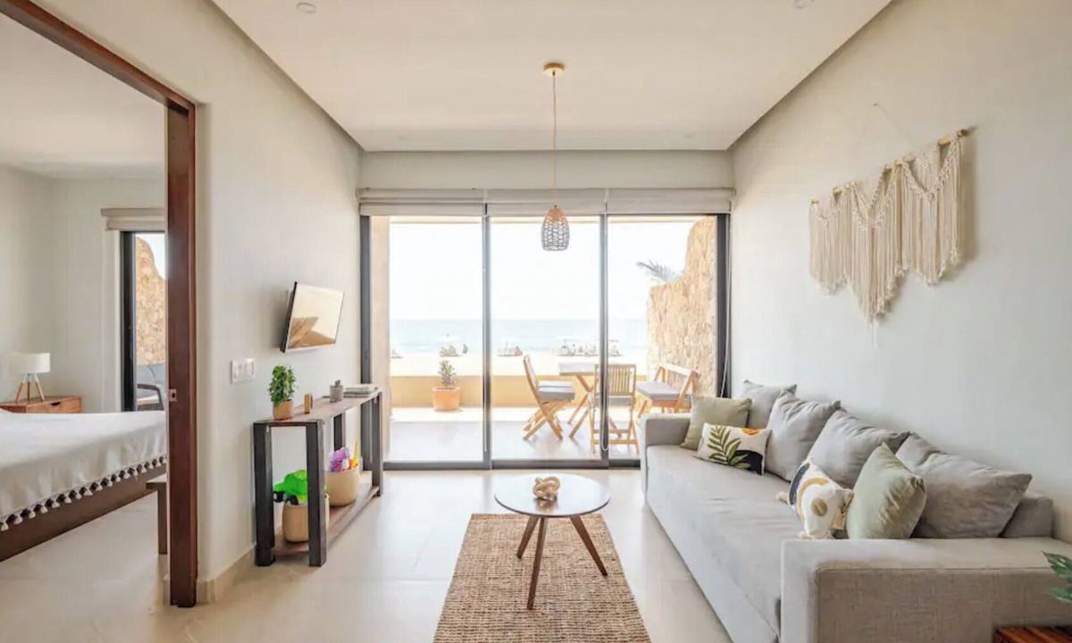 San Francisco Apartment | Excellent beachfront apartment with pool.