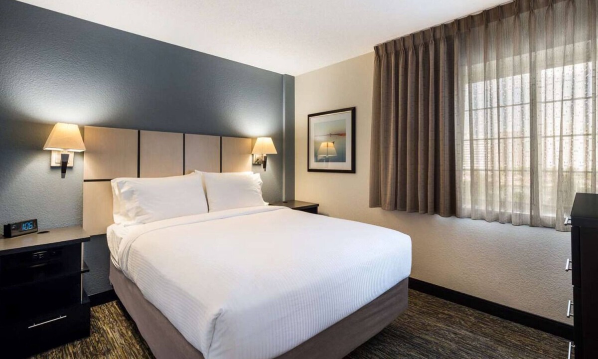 Warren Apartment | Experience Spacious Suites & Modern Amenities in Warren! Kitchen Available!