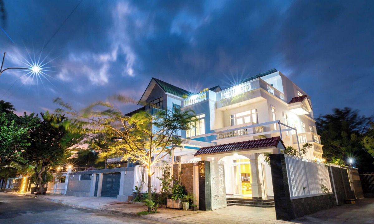 Vung Tau Villa | French-style villa, a 3-min walk to the beach.
