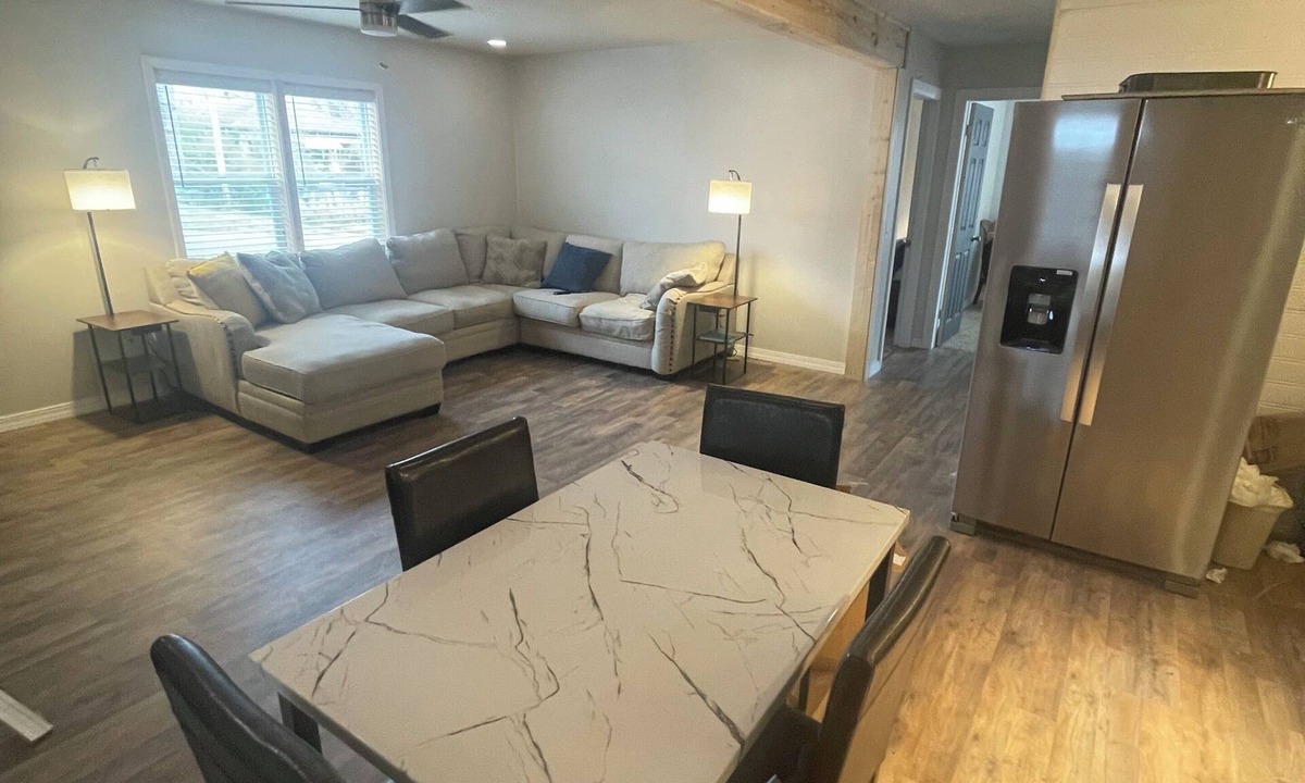 Mammoth Spring House | Freshly Updated Remodel-Located In the heart of Mammoth Spring. ready for you!