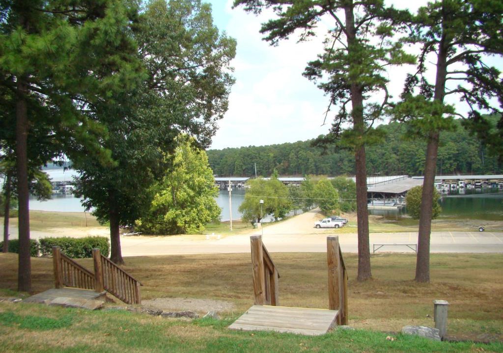 Mount Ida Hotel | GR6 - Mountain Harbor Queen Guest Room on Lake Ouachita
