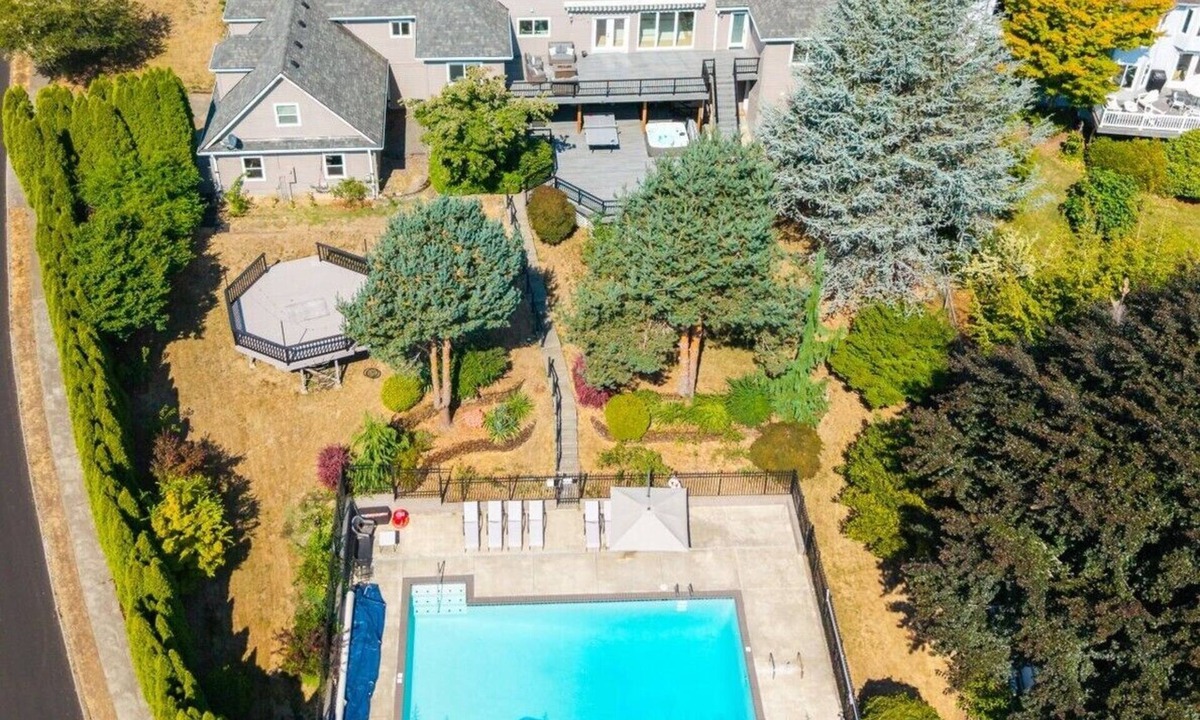 Gresham Villa | Grand 7BD Estate with Pool, Hot Tub, Sauna, Gym & Billiard