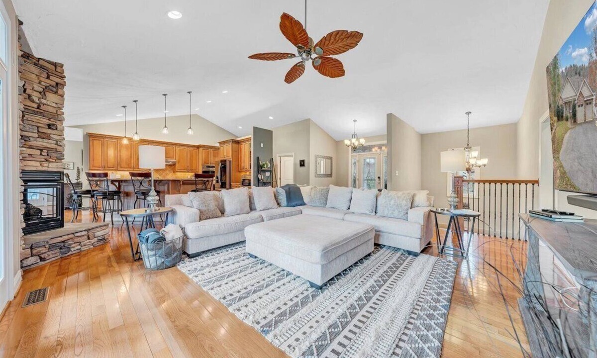 Goodview House | Great Escape on Smith Mountain Lake - Lakefront, Private Dock, & Hot Tub