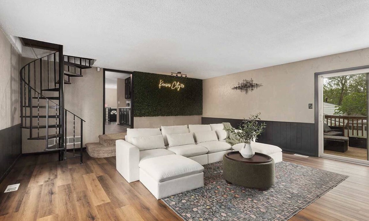 Independence House | Great Home Sleeps 10 Close to Arrowhead Football