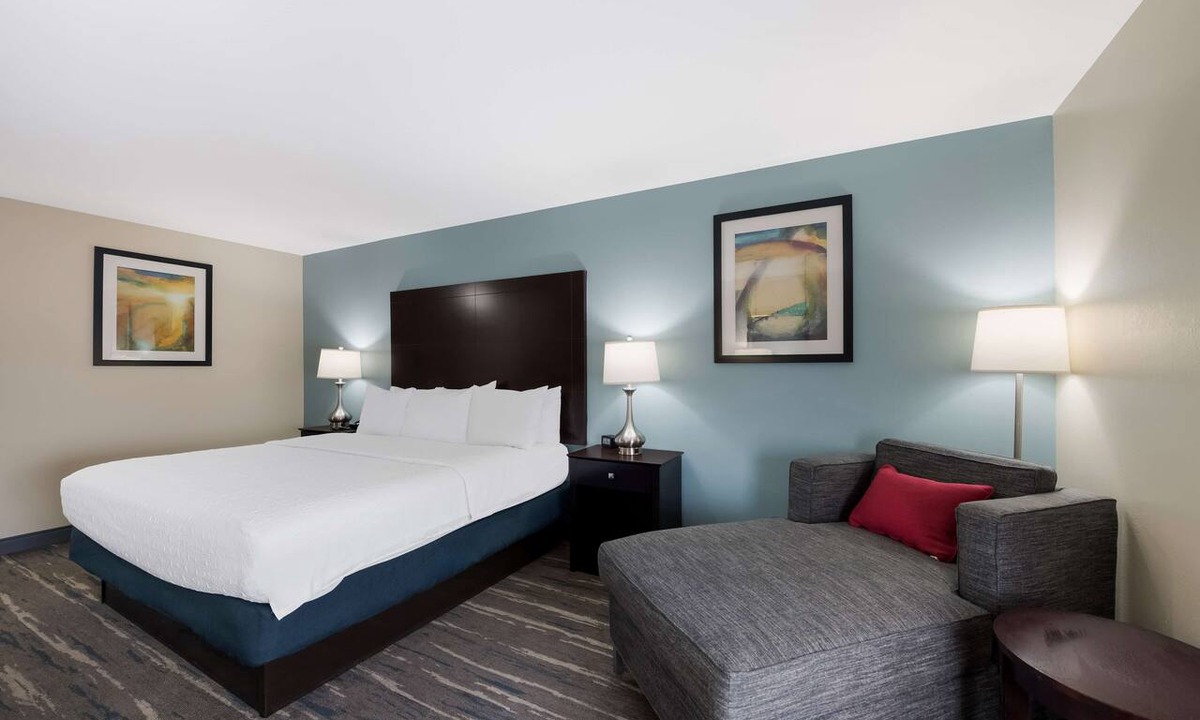 Marshall Hotel | Hampton Inn Marshall