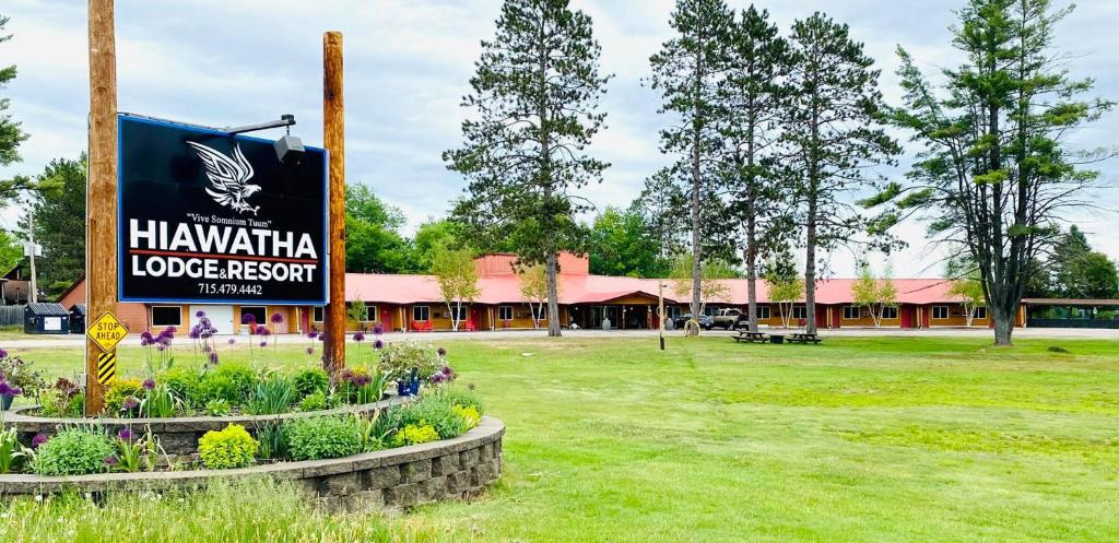 Eagle River Hotel | Hiawatha Lodge Inn