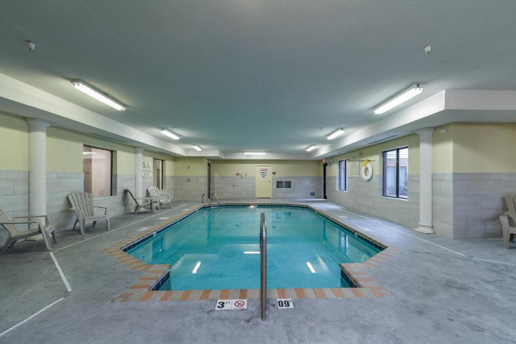 Roseland Hotel | Holiday Inn Express & Suites - South Bend - Notre Dame Univ.