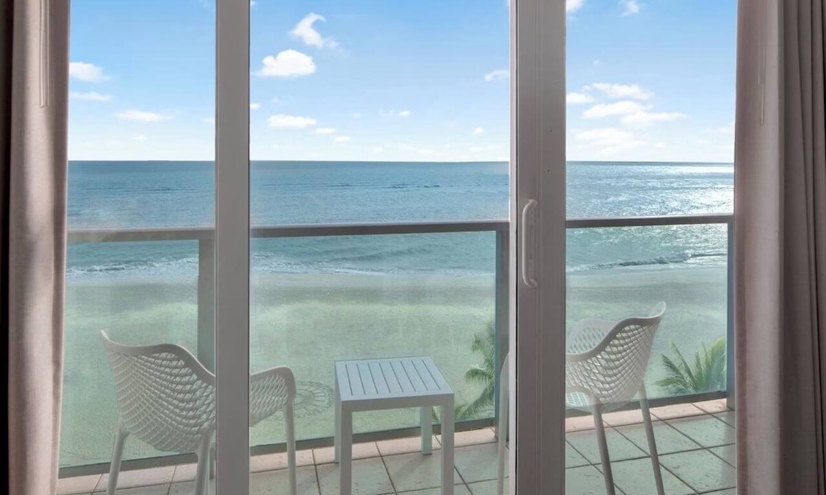 Jupiter Hotel | Jupiter Beach Resort – Oceanfront Suite w/2 rooms & 2 baths!