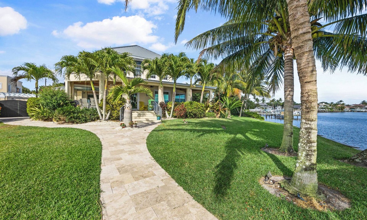 Jupiter House | Jupiter Compound On The River