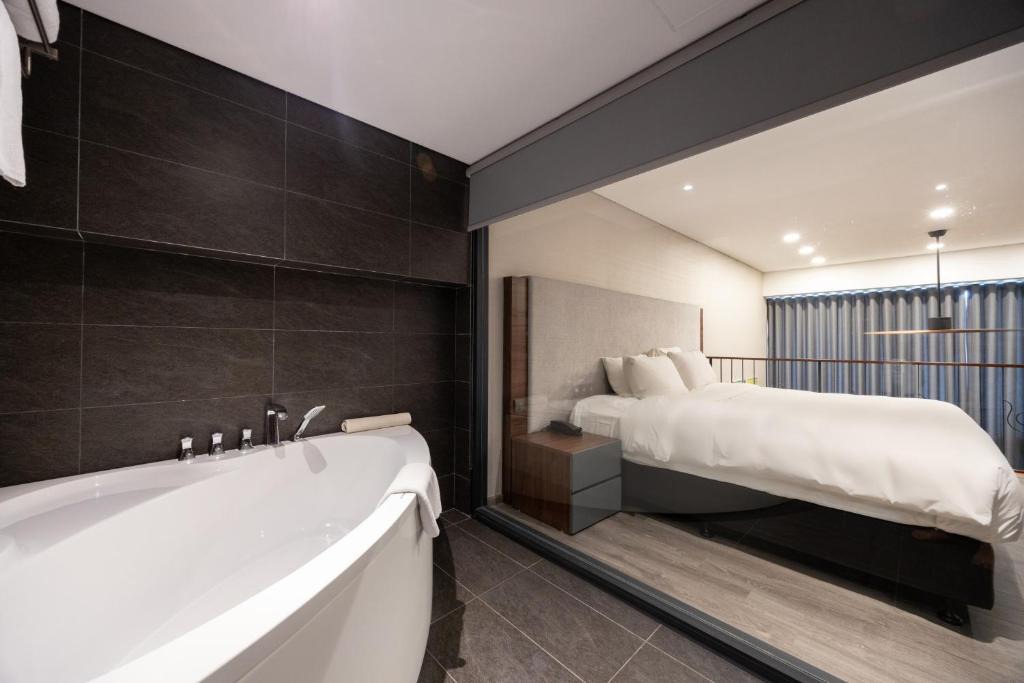 Tay Ho Apartment | KIM Apartment & Homestays at PentStudio West Lake