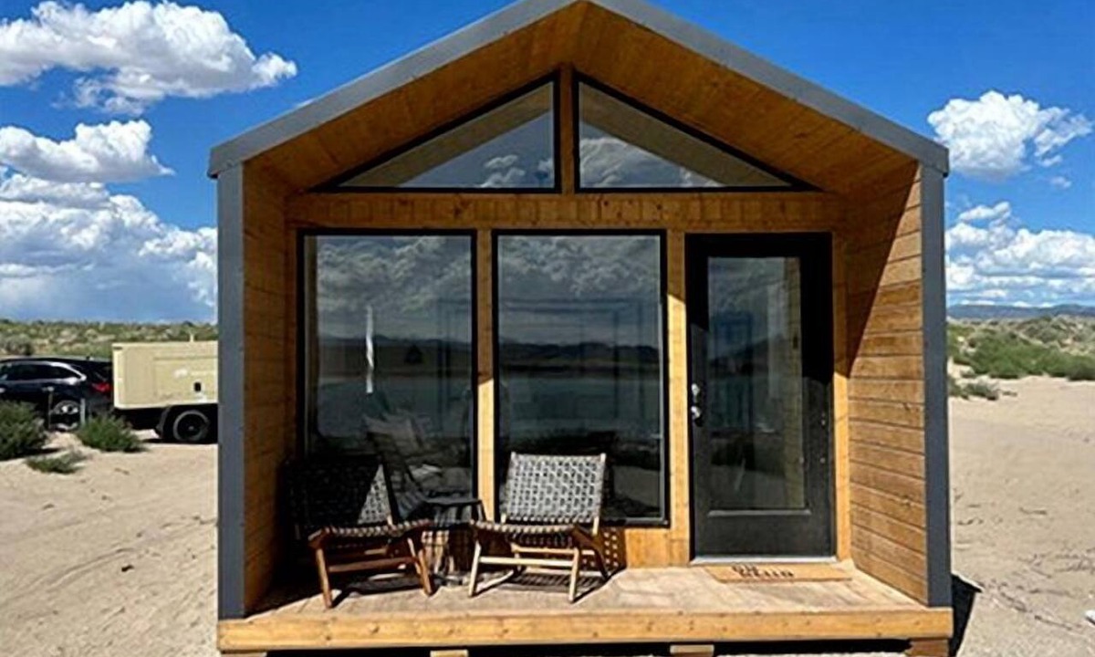 Levan Cabin | Luxurious Tiny House with King Bed for a Romantic Escape on Yuba Lake in Utah