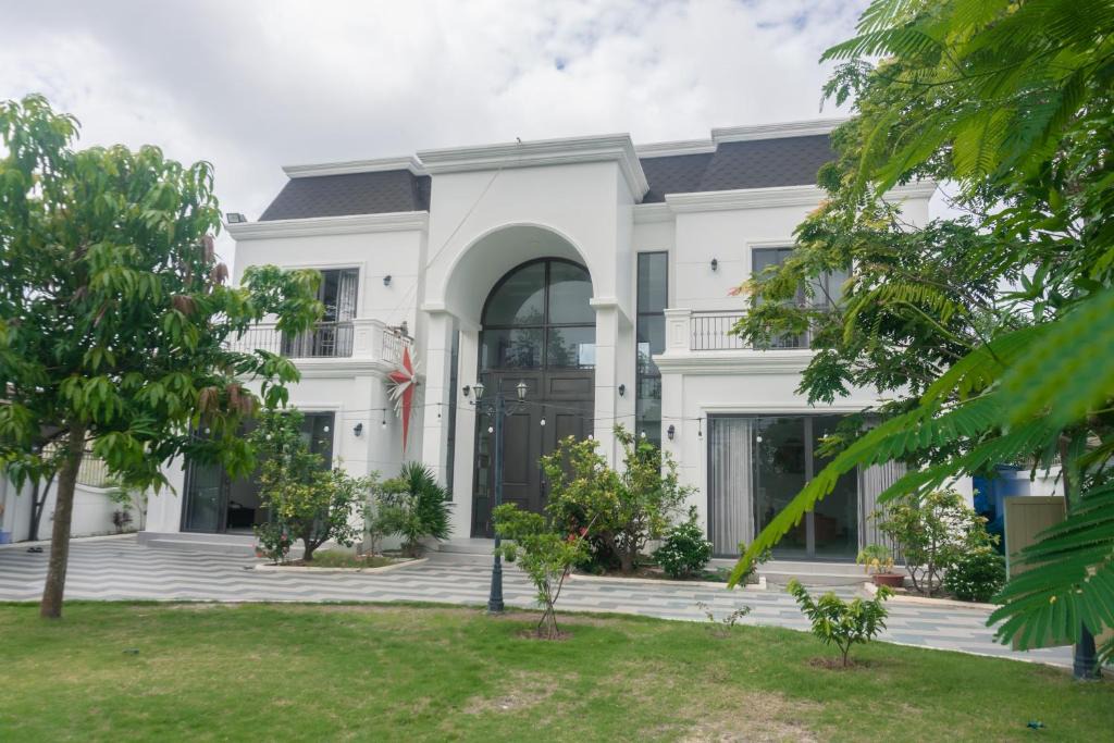 La Gi Villa | Luxury Mi-a Villa LaGi 4pn, huge salted pool, outdoor bbq and kara, up to 20
