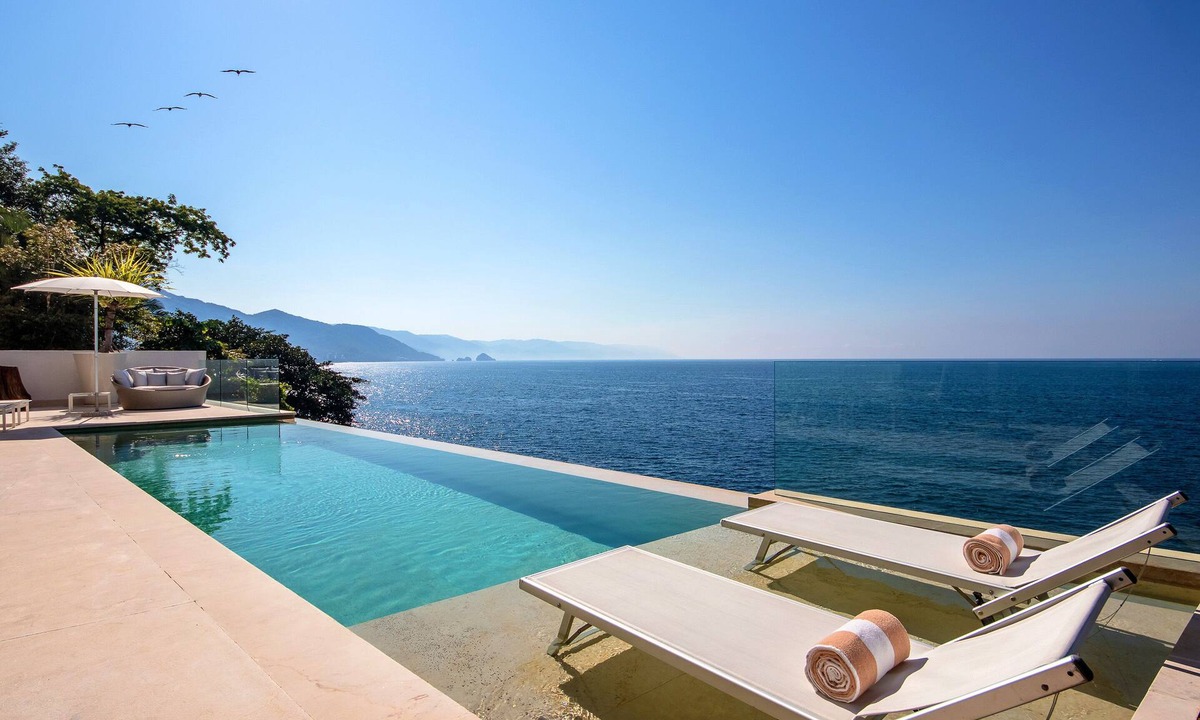 South Shore Hotel Area House | Luxury ocean front property, enjoy of the top Villa in the Bay , staff & pool !