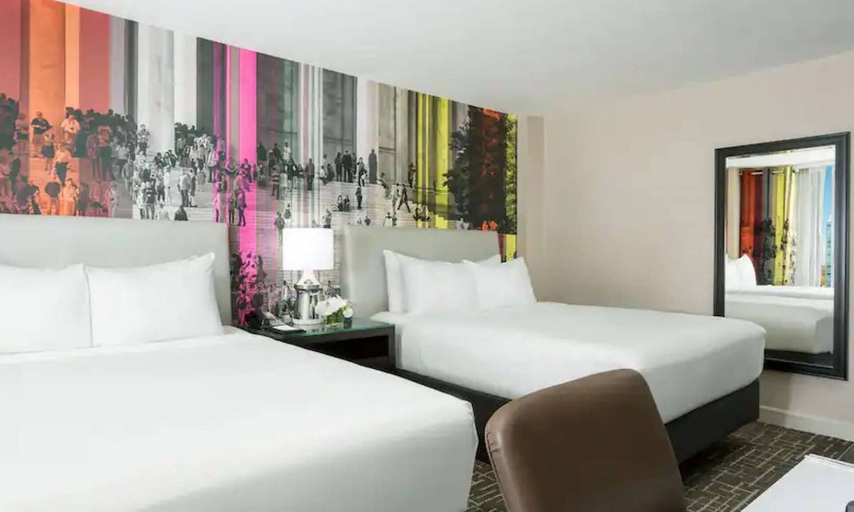 Rosslyn Hotel | Metro Steps Away | Restaurant + Valet Parking