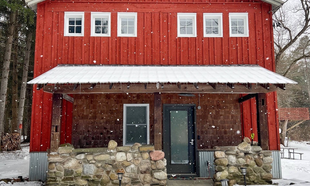 Ithaca House | Modern Rustic Retreat- King bed, hot tub, wineries, waterfalls, hiking, Cornell
