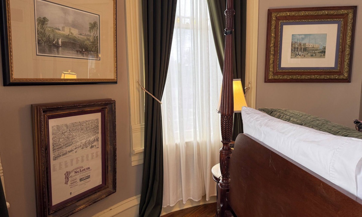 East of Broadway Bed & Breakfast | Murray Suite | The Empress of Little Rock