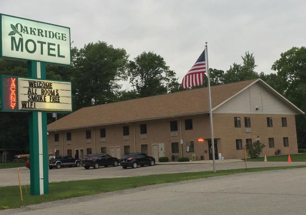Newaygo Hotel | Oakridge Motel