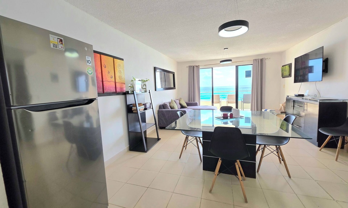 Zona Hotelera Condo | Oceanfront white sand beach condo