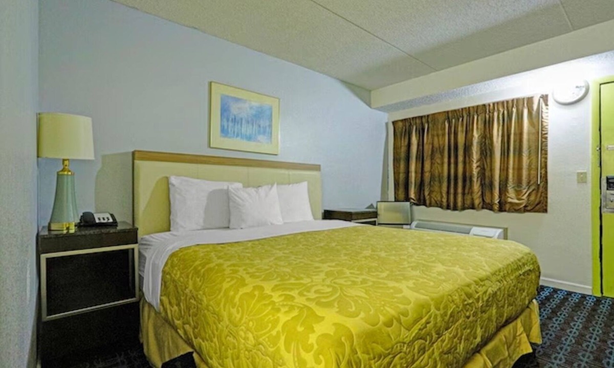 Brookville Hotel | Pet-Friendly King Room near Brookville Historical Society | Free Parking
