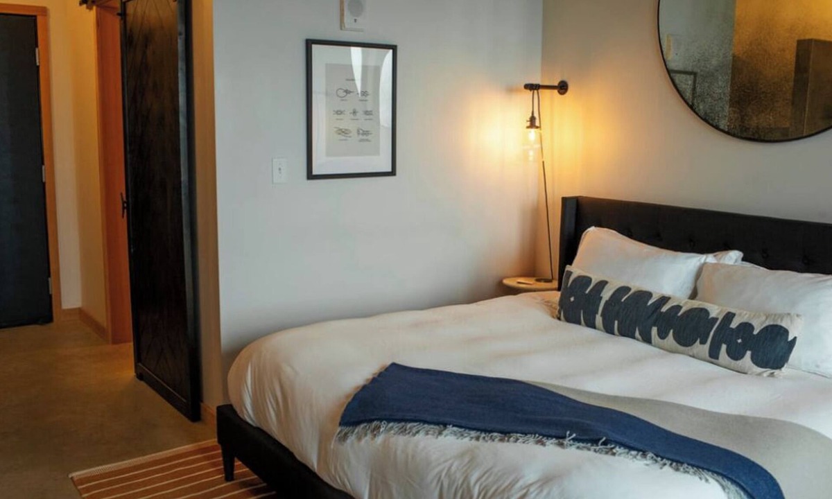 Astoria Hotel | Pets Allowed, River View King Room at Bowline Hotel