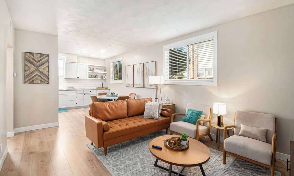 Aksarben - Elmwood Park Apartment | Poppleton Place - Central Omaha, Zoo, CHI Nearby
