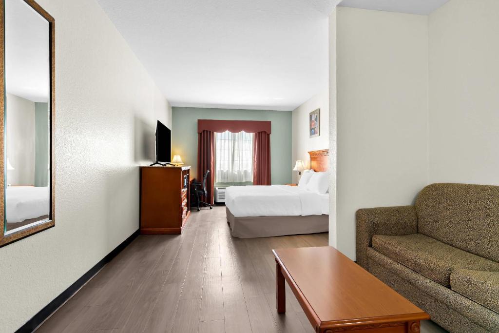 McAlester Hotel | Quality Inn & Suites McAlester on Hwy 69