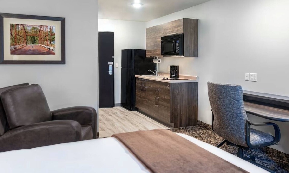 Marion Hotel | Relax in a Clean, Modern Room w/Kitchen Near Harding Presidential Sites