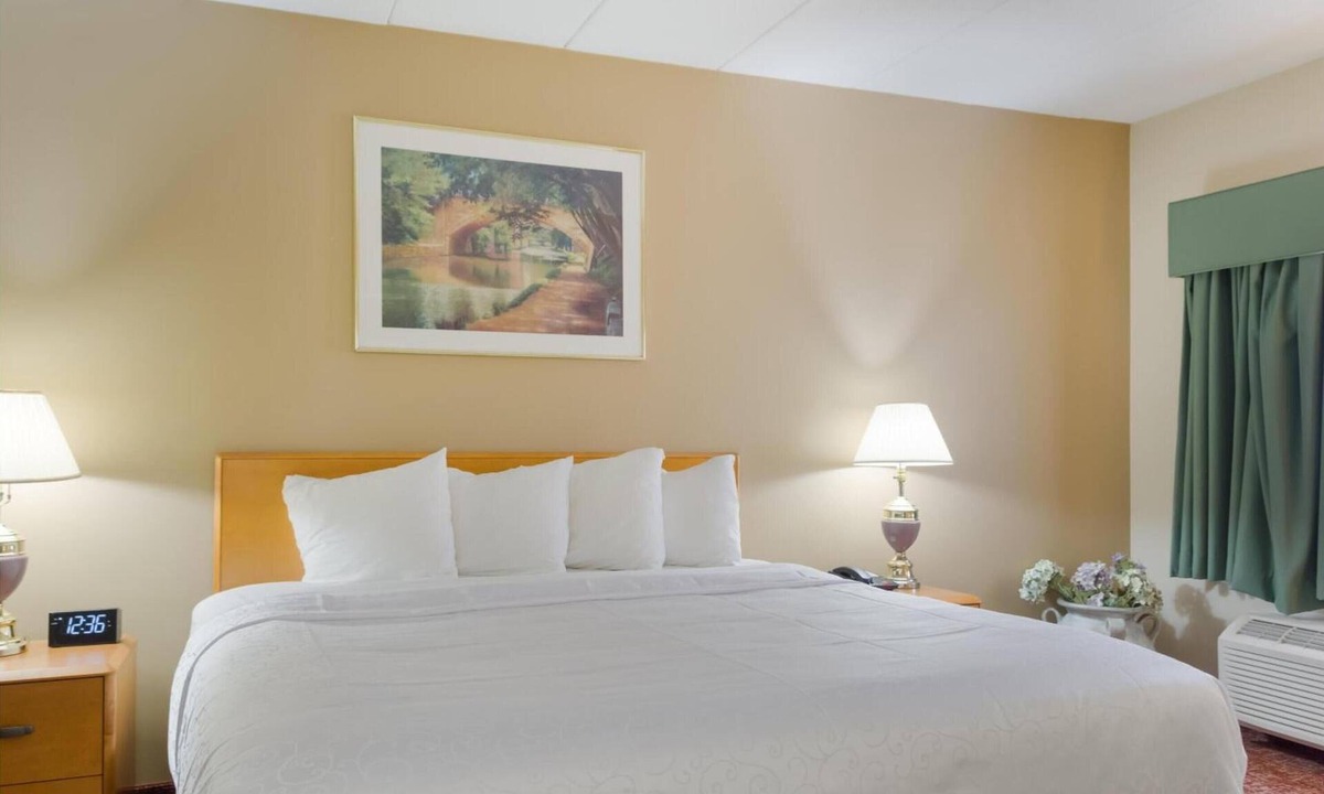 Smithfield Hotel | Relaxing Deluxe King Room near Bally's Twin River Lincoln | Free Bfast & Parking