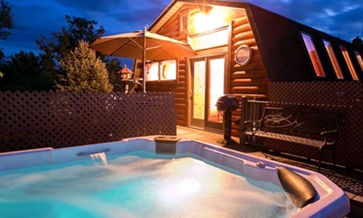 Sugarcreek Cabin | Romantic Forest Cabin with Amazing Private Deck and Spa in Ohio