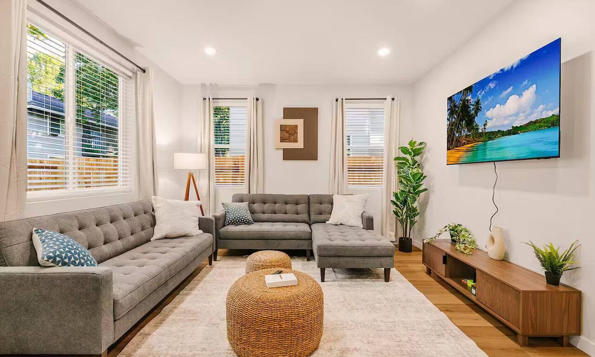 Gresham House | Scandinavian 4BR - King Suite · EV Plug · Sleeps 10