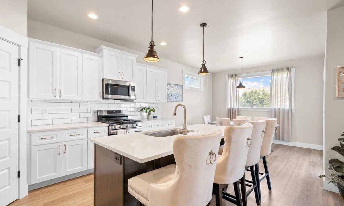 Boardman House | Spacious 3BR | 2.5BA 2-Story Easy Parking
