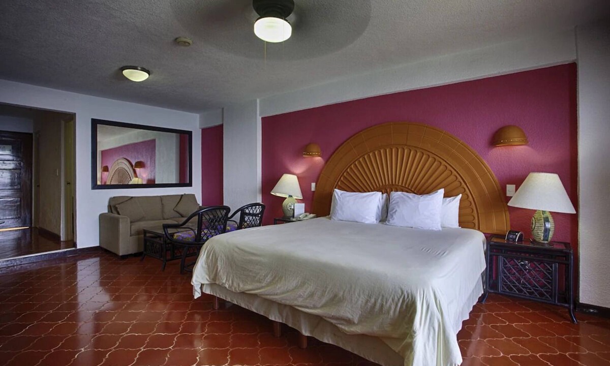 South Shore Hotel Area Hotel | Spacious Studio w/Panoramic Ocean Views | Private Beach Access + Free Breakfast