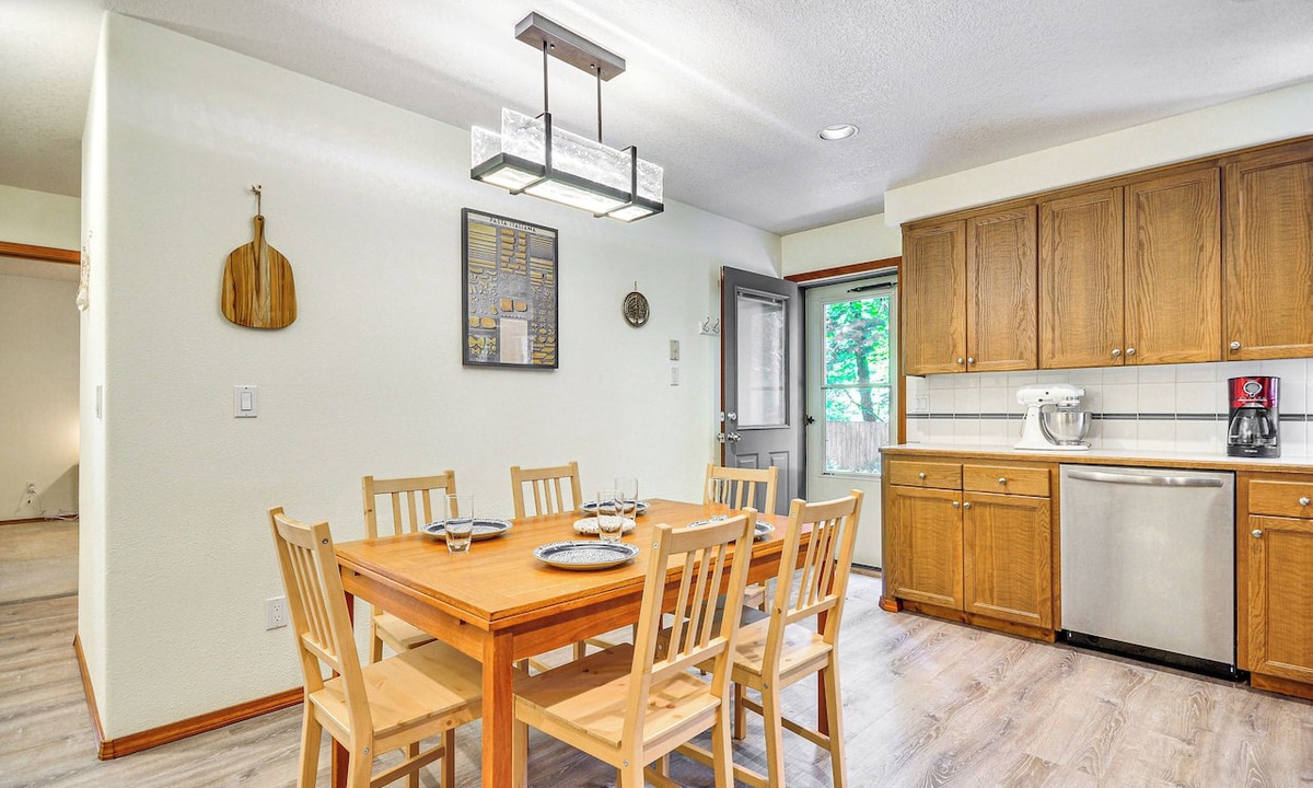 Mount Hood Village Cottage | Steps to River! Rhododendron Family Retreat