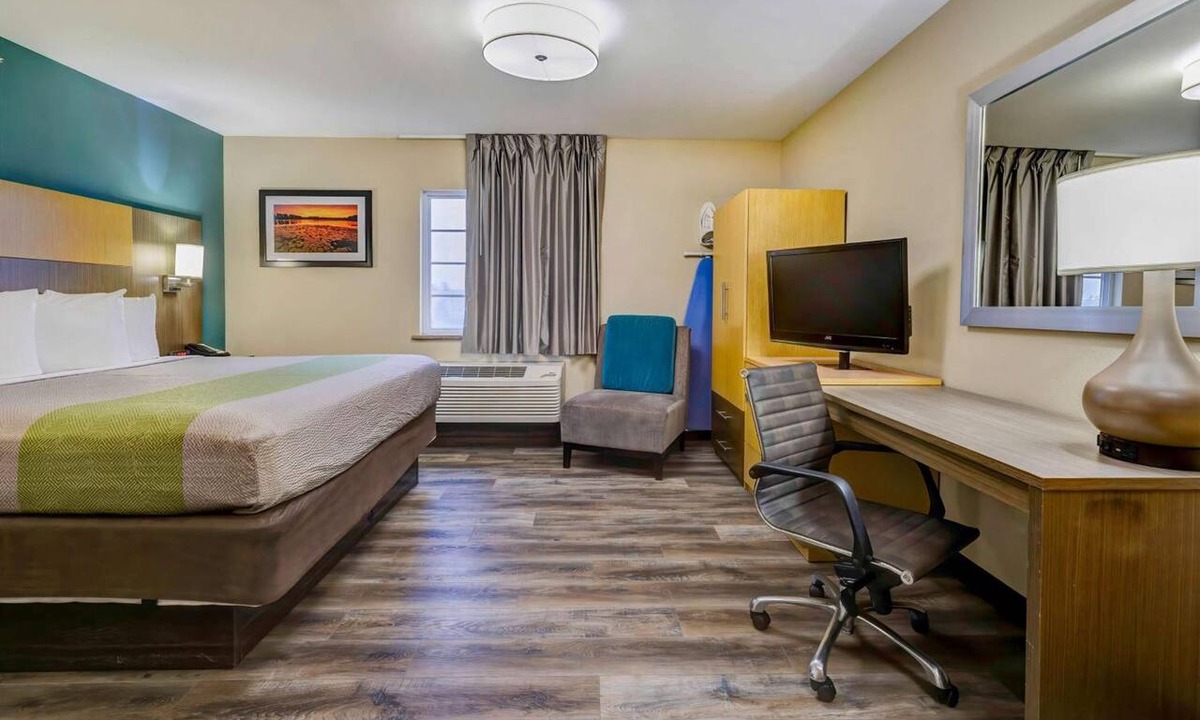 Lenexa Hotel | Studio w/Kitchenette | Near Nerman Museum of Contemporary Art - 2.9 miles